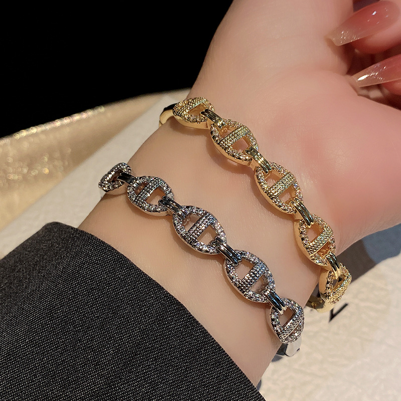 New Hollowed Out Diamond Inlaid Design Boutique Bracelet Stylish And Fashionable For Ladies Suitable For Daily Wear Party Birthday Gift Bracelet