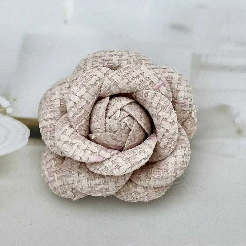 Luxury 55cm Retro Fabric Camellia Flower Brooch Temperament Fashion Corsage Sweater Scarf Buckle Badge Jewelry Gifts for Women Y251111