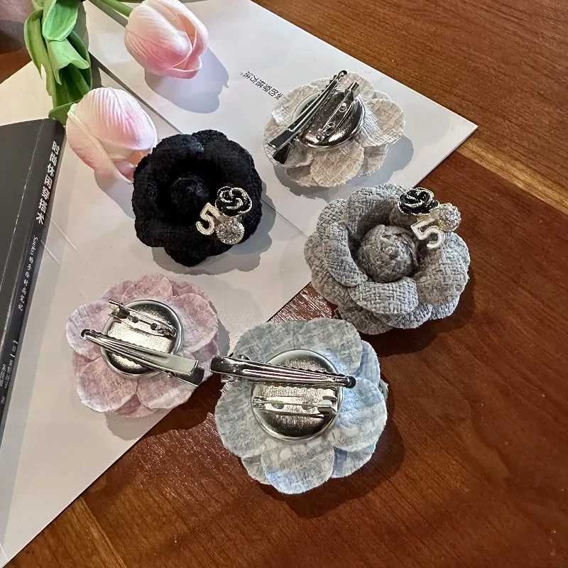 Luxury Elegant Fabric Camellia Flower Brooches for Women Fashion Crystal Corsage Lapel Pins Wedding Party Badge Clothing Accessories Y251111