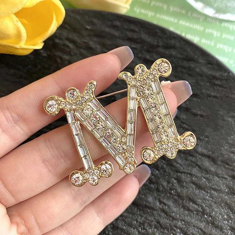 Luxury 1PC Fashion Cute Letter M Brooch Pin For Women Men Suit Collar Alphabet Initial Lapel Pin Wedding Party Jewelry Gift Y251111