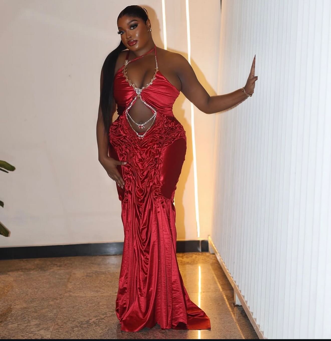 Dark Red Sheath Prom Dresses 2025 Halter Beaded Satin Stylish Evening Formal Party Second Birthday Engagement Gowns Plus Size Dress For Special Occasi