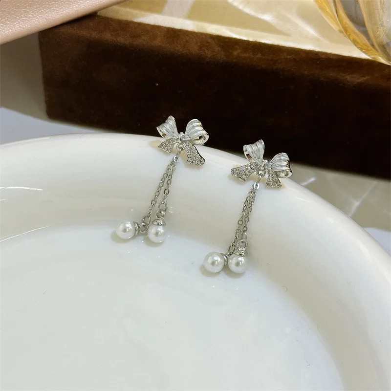 Butterfly Knot Womens Tassel Earrings Selling Unique Lightweight Fashion Versatile Pearl Pendant Earrings Jewelry 250409