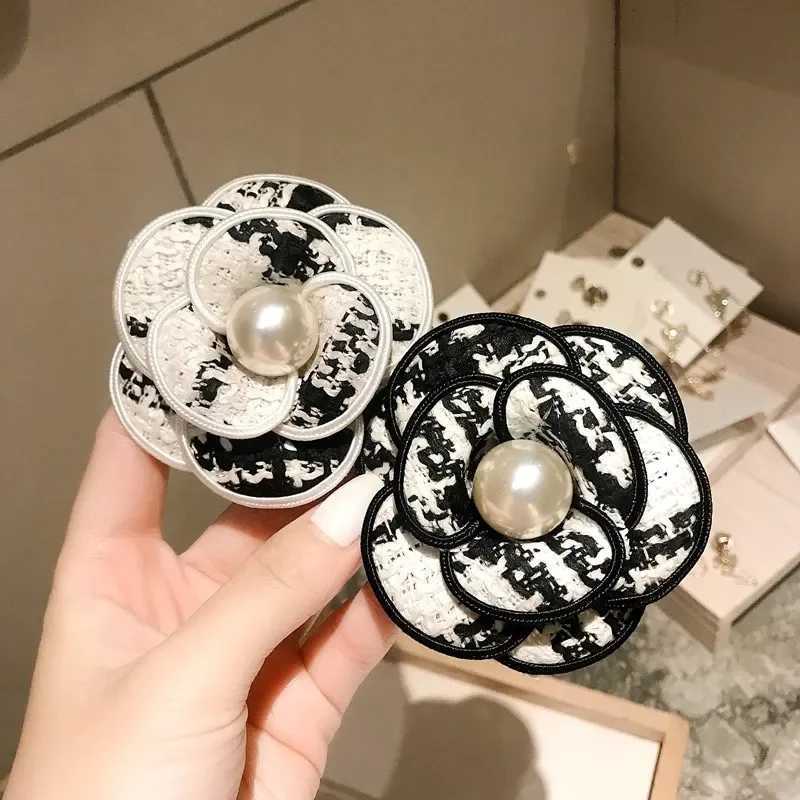 Luxury New Fabric Camellia Flower Brooch Korean Pearl Rhinestone Corsage Shirt Collar Pins Fashion Jewelry Gifts for Women Accessories Y251111