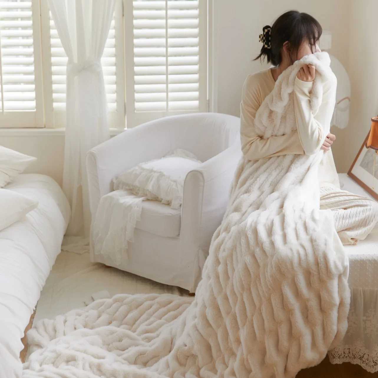 Luxury Winter Faux Rabbit Fur Blanket Soft Thicker Warmth Sofa Throw Blanket High Grade Home Comfortable Warm Blankets for Beds C251111