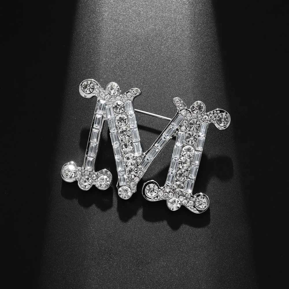 Luxury Trend Zircon Inlaid Letter M Brooch Charm Womens Brooch Fashion New Party Jewelry Accessories Gift Wholesale Y251111