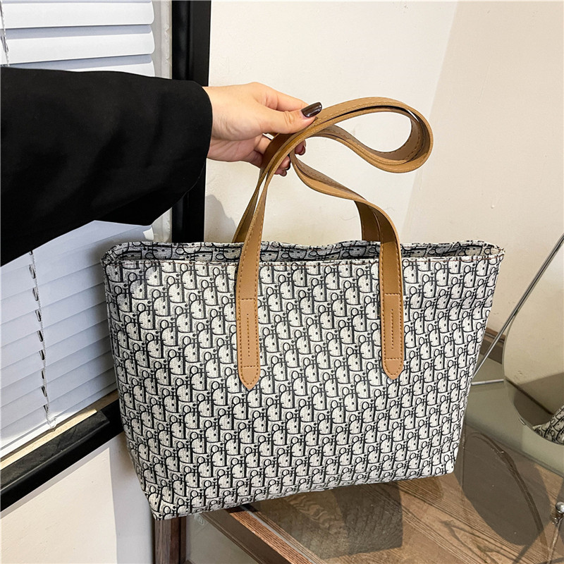 New style trendy retro large-capacity tote bag commuter shoulder bag for women underarm bag versatile and simple