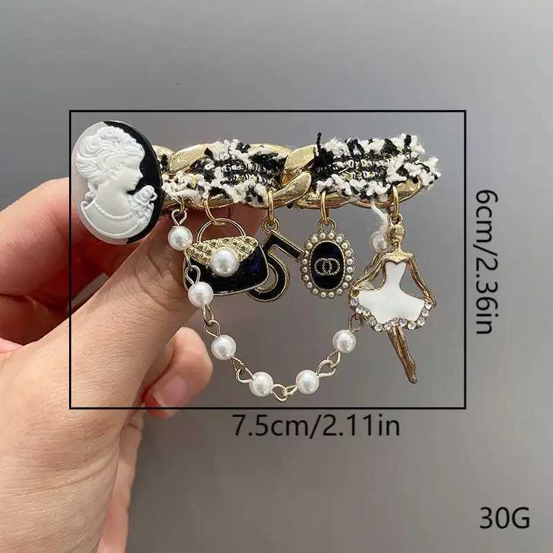 Luxury Xiaoxiangfeng alloy number 5 brooch pearl camellia high-end feeling suit collar Baroque brooch accessory Y251111