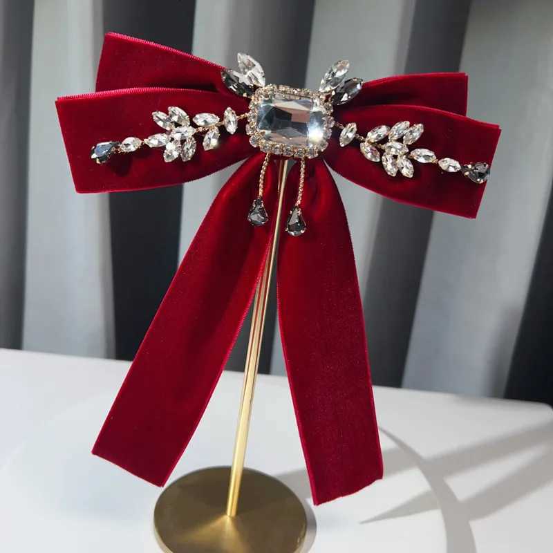Luxury High-end Velvet Bow Tie British Rhinestone Bowknot Brooch Shirt Collar Pins Luxulry Brooches for Women and Men Accessories Y251111