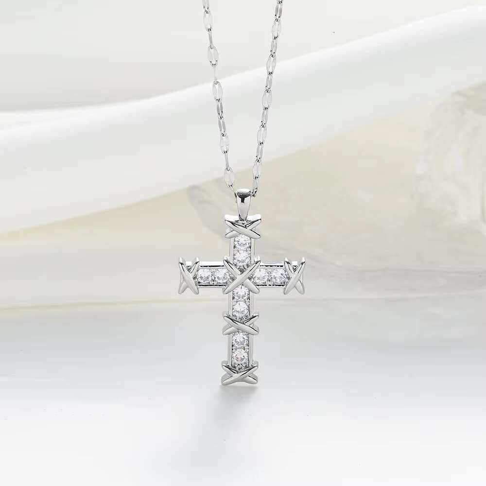 Luxury Designer Diamond Cross Necklace Custom Shiny Moissanite Diamond 18k Gold Silver Cross Necklace for Couple