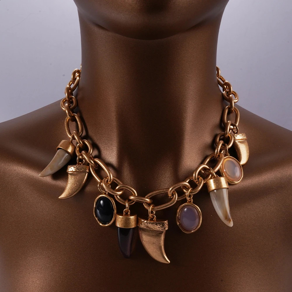Speaker pendant necklace gold chain exquisite and lovely woman 250409