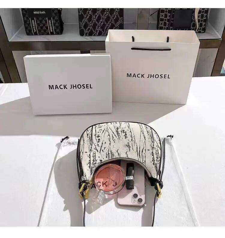 Women's Niche Design Handbag 2025 New Versatile Baguette Armpit Bag With High-End Feel