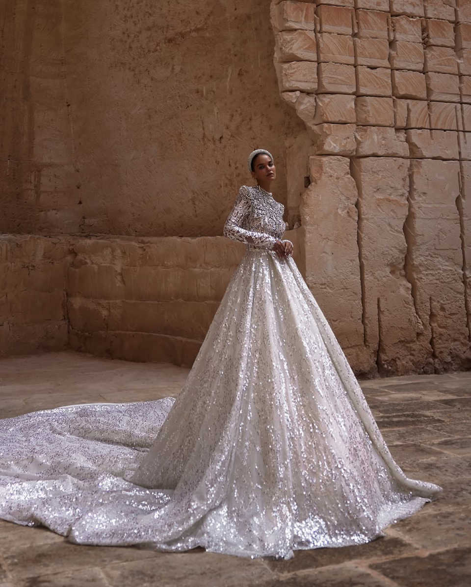 Crystals Gorgeous Ball Gown Wedding Dresses With Strapless Bling Sequins Appliques Chapel Gown Backless Custom Made Plus Size Bridal Gown Vestidos De 