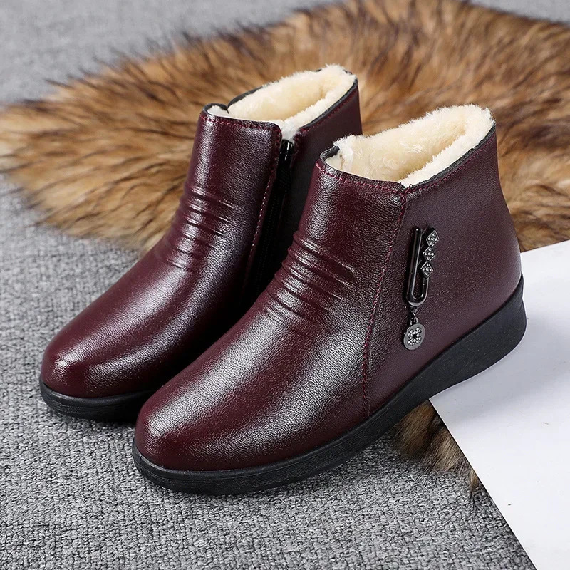 Leather Boots Winter Middle-aged Flat Bottom Shoes for Women Soft Bottom Non-slip Wool Warm Cotton Shoes Women Boots 251110