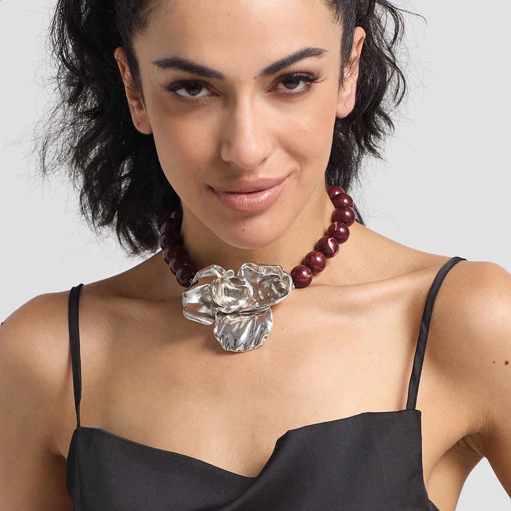 metal rose necklace for womens fashion short and chubby red and black resin bead pendant necklace jewelry accessories 250409