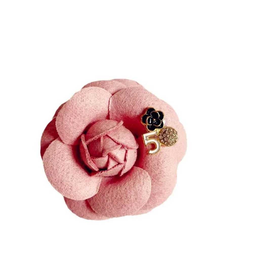 Luxury Womens 5CM New Retro Digital Camellia Brooch Korean Fabric Versatile Suit Sweater Pin Accessory Corsage Y251111