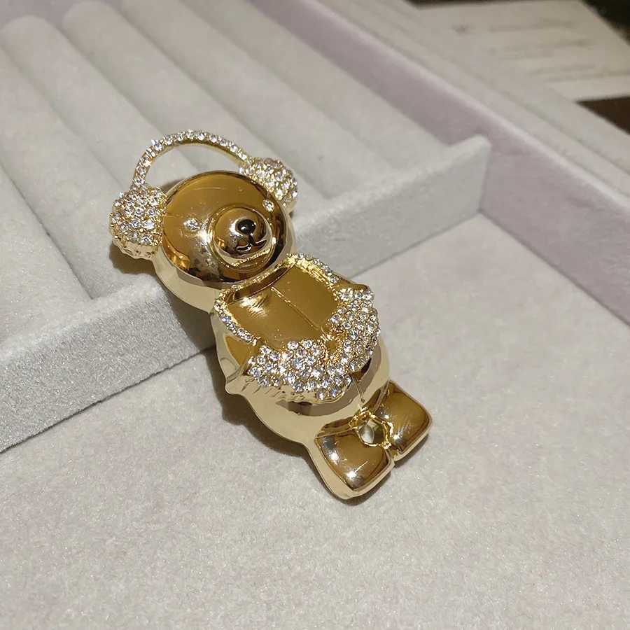 Luxury Letter M Bear Brooch Pins for Women Men Luxury Inlaid Rhinestone Brooch Class Suit Pins Party Wedding Fashion Accessory Gifts Y251111