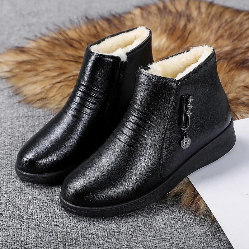 Leather Boots Winter Middle-aged Flat Bottom Shoes for Women Soft Bottom Non-slip Wool Warm Cotton Shoes Women Boots 251110