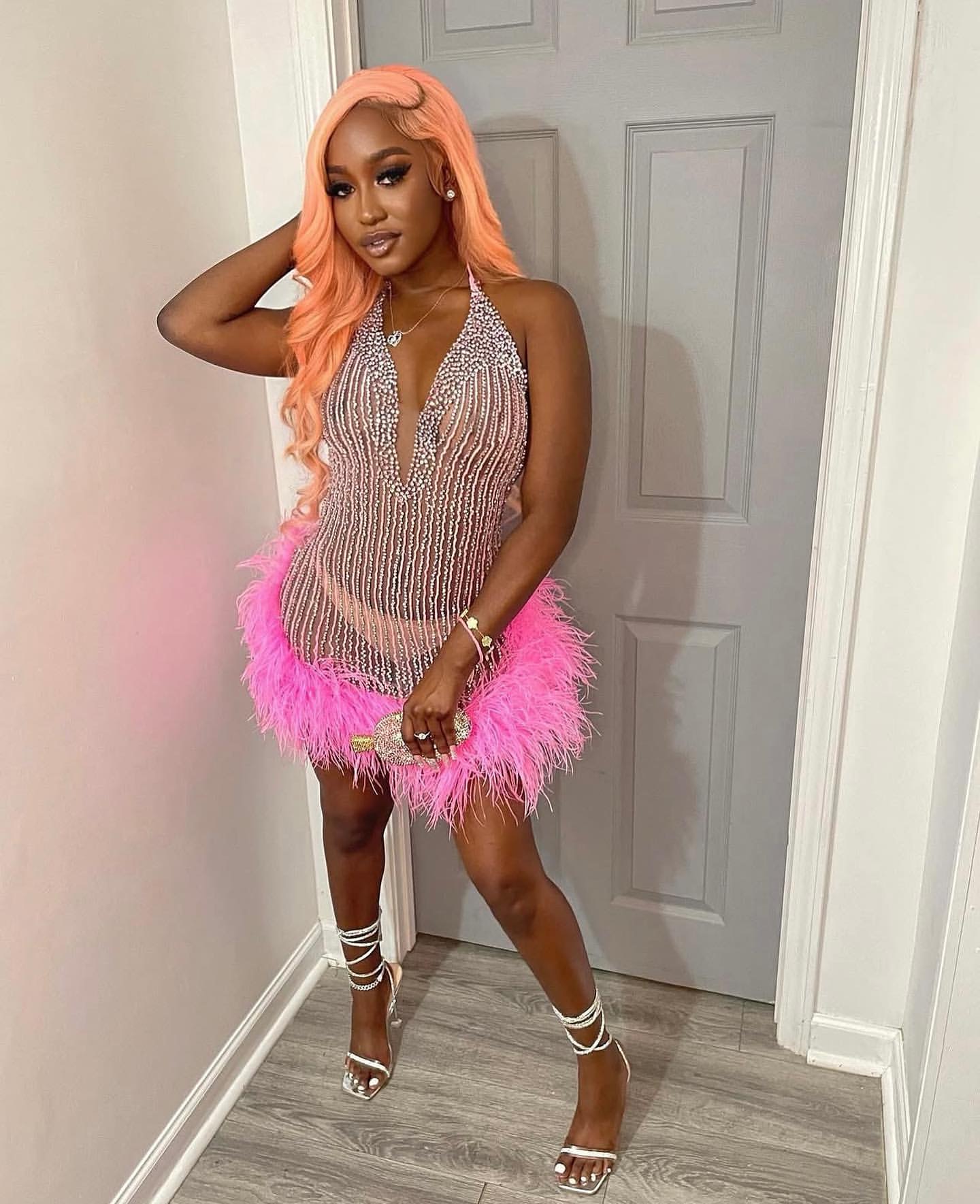 Chic Pink Sheath Cocktail Dress Feather Beaded Halter See Through Short Mini Graduation Homecoming Dresses For Special Occasions Sweetheart Gowns
