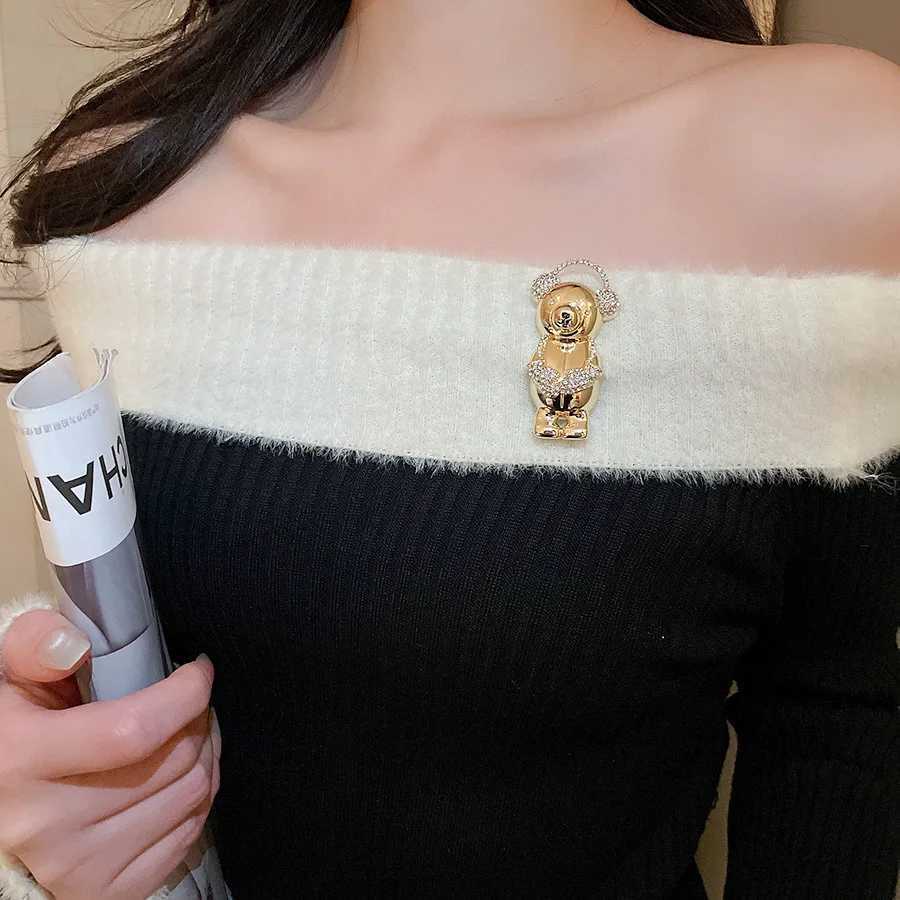 Luxury Letter M Bear Brooch Pins for Women Men Luxury Inlaid Rhinestone Brooch Class Suit Pins Party Wedding Fashion Accessory Gifts Y251111