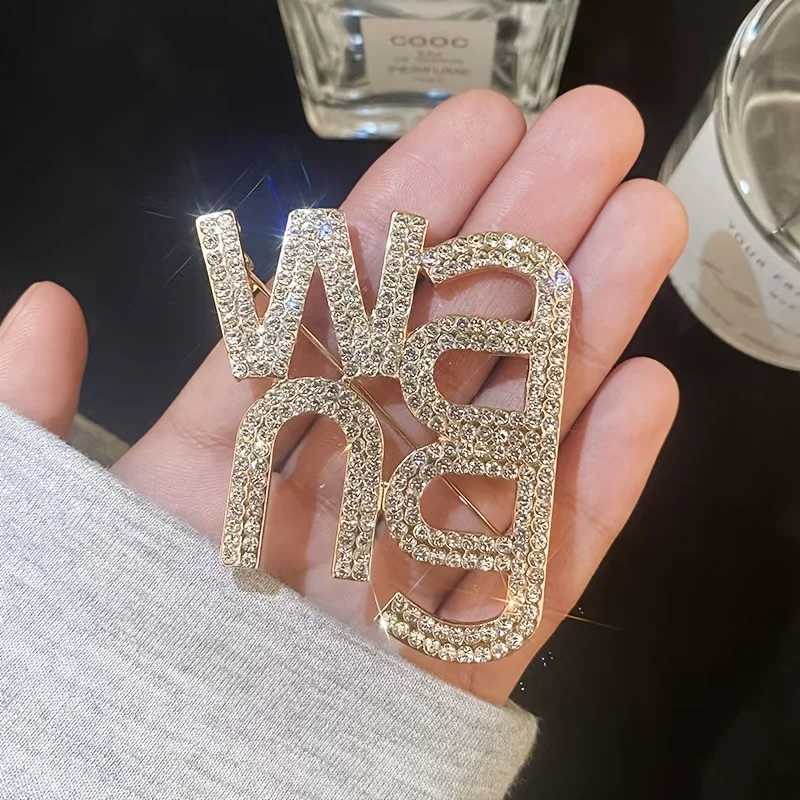 Luxury Fashion Letter Brooch for Women Elegant Scarf Pin Rhinestone Jewelry for Wedding Party Christmas Gift Brooches Y251111