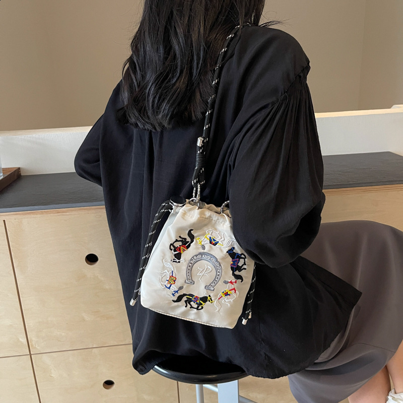 Fashionable and versatile ins nylon cloth bag womens bag new single shoulder crossbody bag summer mobile phone bag niche embroidery bucket