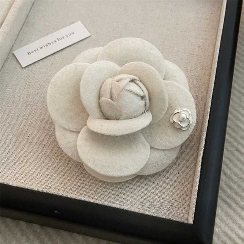 Luxury Korean Fabric Camellia Flower Brooches for Women Vintage Elegant Lapel Pins Scarf Buckle Sweater Badge Fashion Jewelry Gifts Y251111