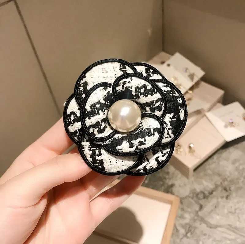 Luxury New Fabric Camellia Flower Brooch Korean Pearl Rhinestone Corsage Shirt Collar Pins Fashion Jewelry Gifts for Women Accessories Y251111