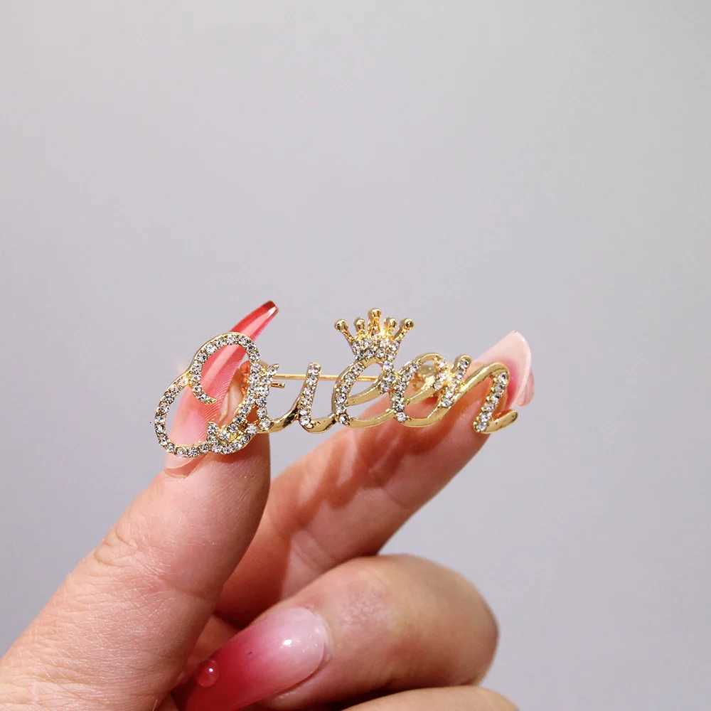 Luxury Fashionable and Versatile Letter Brooch for Women Exquisite Rhinestone Crown Pin Queen Suit Buckle Personalized Brooch Y251111