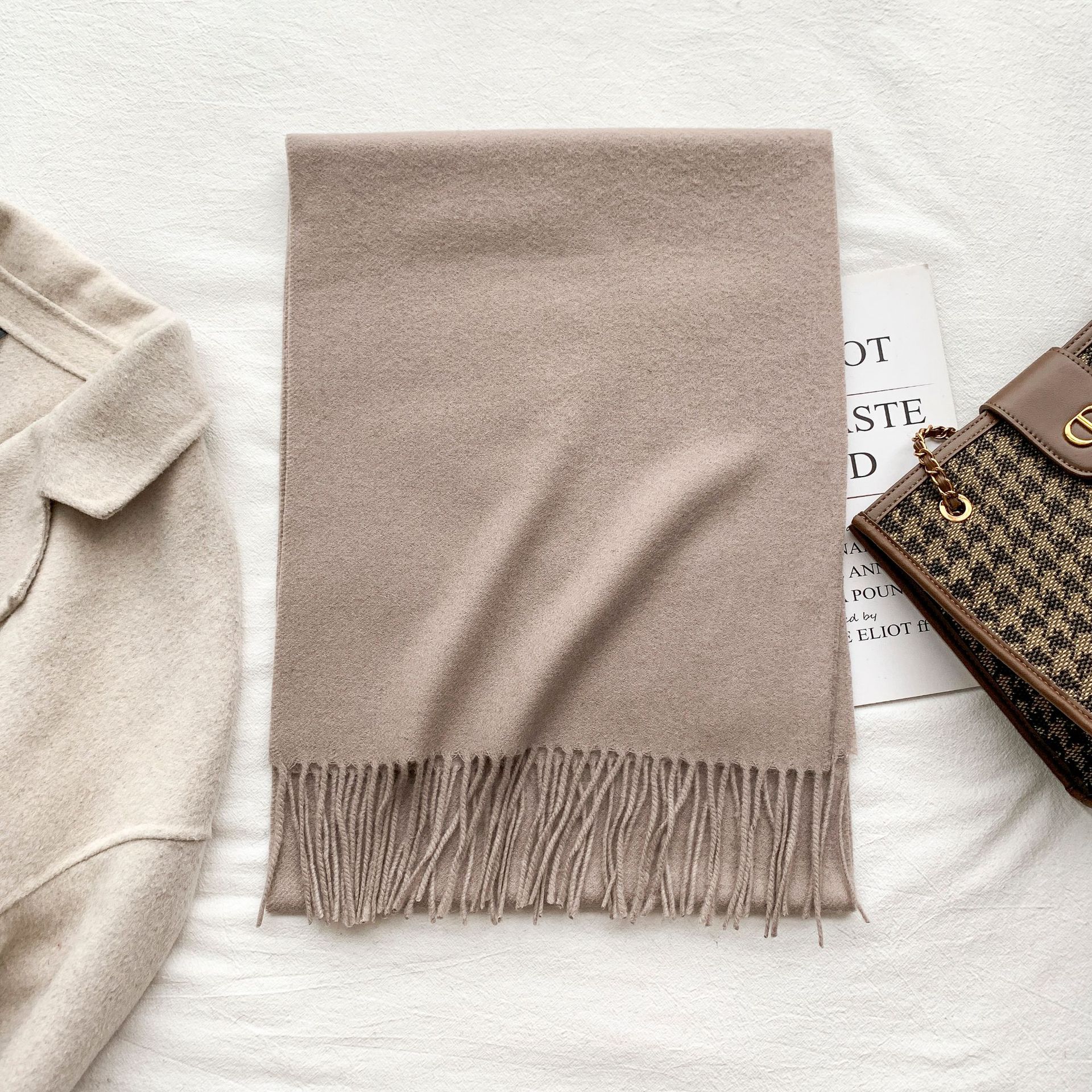 K364 years of experience in manufacturing, specializing in customizing 100% cashmere scarves, customizing wool scarves with drawings and samples