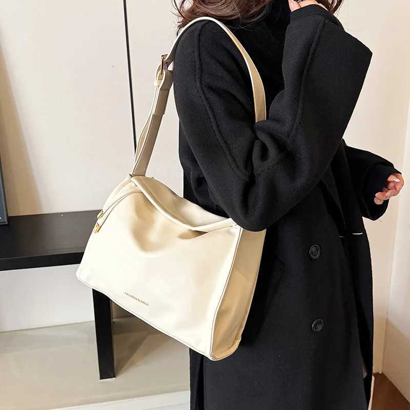 2026 New Simple Crossbody Bag Handheld Single-Shoulder Bag for Women Versatile Fashionable Tote Commuter BagsT251110