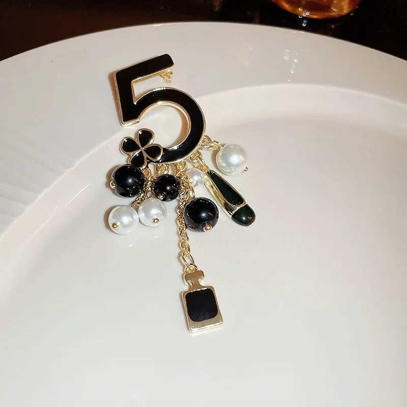 Luxury Black Tassel Chain Brooch for Women Pearl Pendant Coat Pins Hijab Y251111