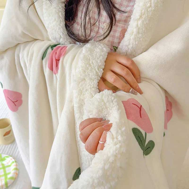 Winter Cartoon Printed Lamb Wool Blanket Thick and Warm Coral Fleece Blanket for Office Napping Fluffy Soft Plush Bedspread C251111