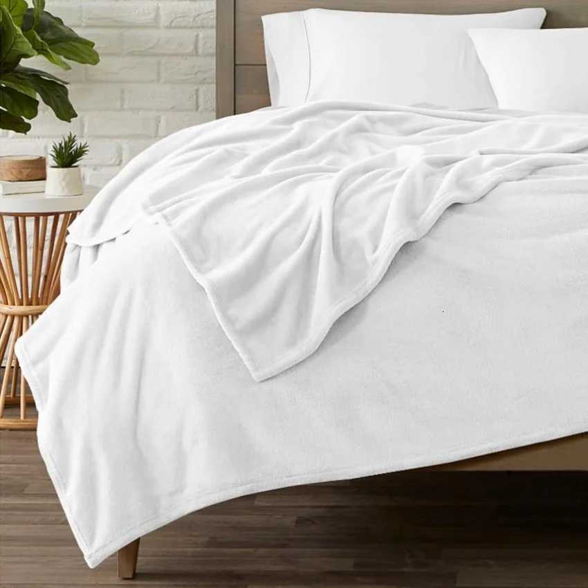 Luxuriously Soft Dark Green White Goose Blanket - Elegant Flying Geese Pattern All-Season Cozy Throw for Couch Bed Home Dec C251111