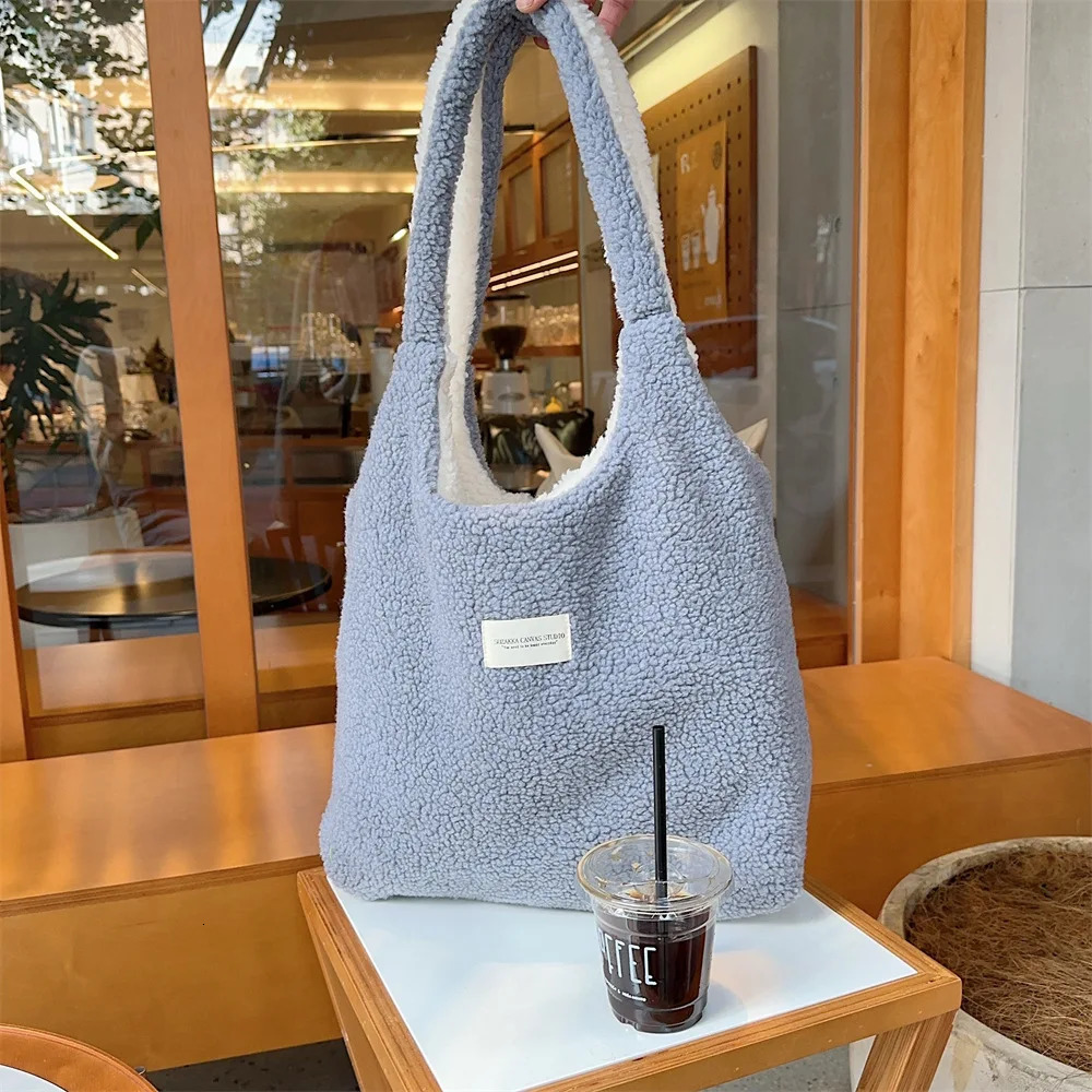 Vest Shape Women Plush Reversible Shoulder Bag Ladies Warm Fabric Handbag Winter Girls Books Tote Cute Lamb Like Cloth Purse 251110