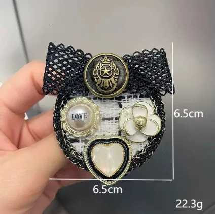 Luxury Vintage badge brooch pearl tassel British style temperament suit clothing collar needle wholesale Y251111