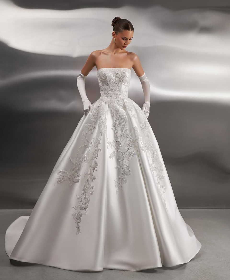 Luxury Ball Gown Wedding Dresses With Strapless Satin Appliques Chapel Gown Backless Custom Made Plus Size Bridal Gown Vestidos De Novia