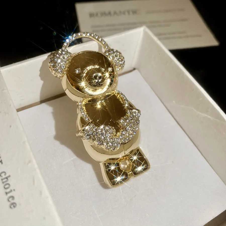 Luxury Letter M Bear Brooch Pins for Women Men Luxury Inlaid Rhinestone Brooch Class Suit Pins Party Wedding Fashion Accessory Gifts Y251111