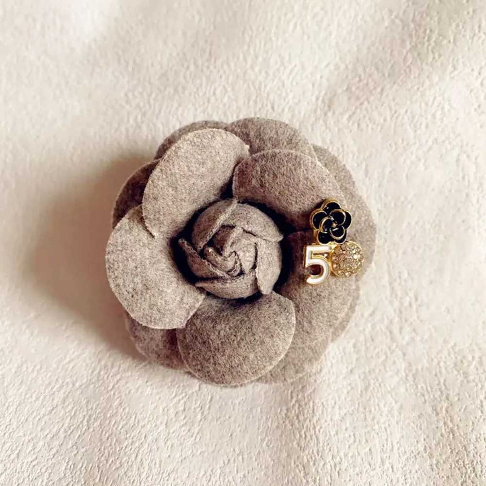 Luxury Womens 5CM New Retro Digital Camellia Brooch Korean Fabric Versatile Suit Sweater Pin Accessory Corsage Y251111