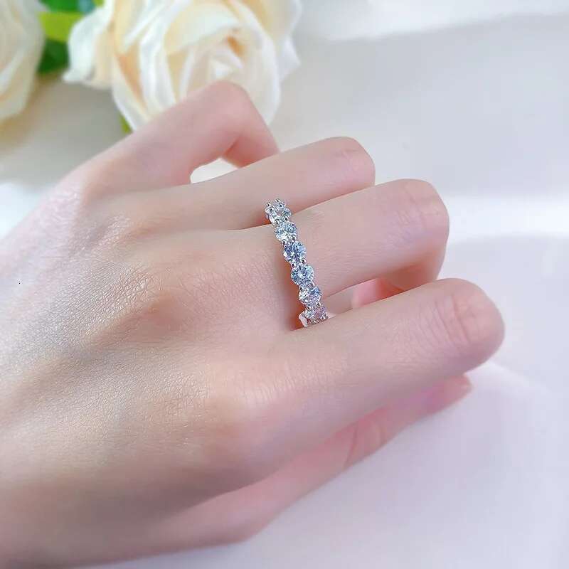 2025 Ins Top Sell Elegant Simple Fine Jewelry 4MM Round White Lab Moissanite Diamond 100% 925 Sterling Silver Women Wedding Ring
