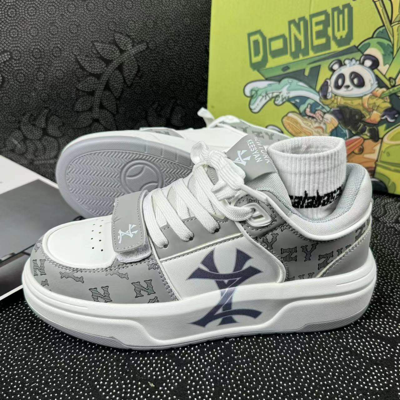 Niche letter design bread shoes men and women to increase couples casual light sports daddy shoes 2025s hot