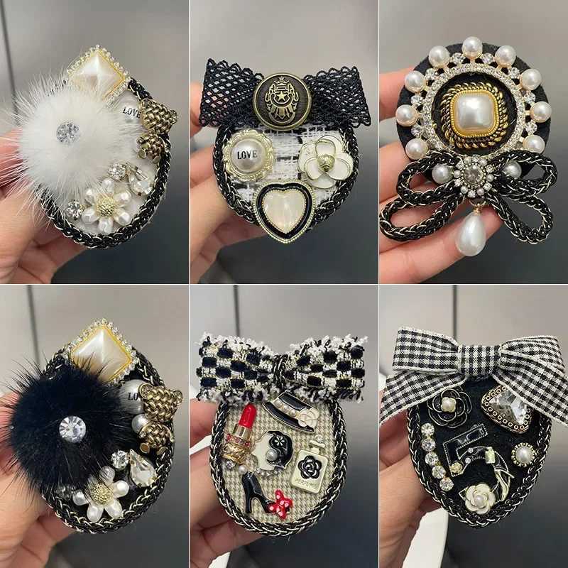 Luxury Retro Fabric Bow Tie British Style Collar Pins Crystal Pearl Brooches for Women Luxulry Jewelry Weding Party Badge Accessories Y251111