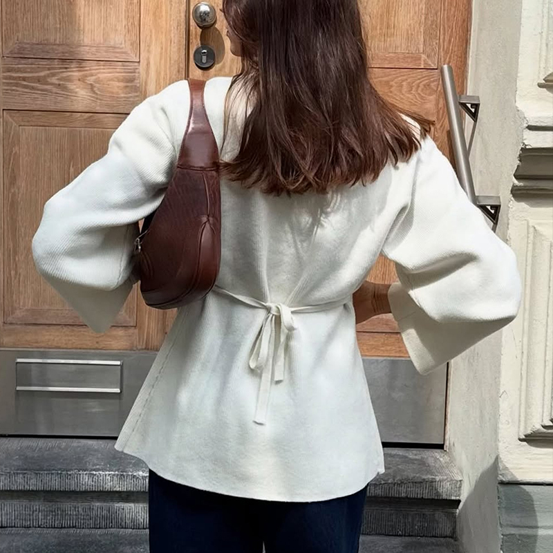 Women's solid color top, V-neck long-sleeved sweater, decorated with metal fake buttons, casual streetwear, suitable for autumn and winter fashio