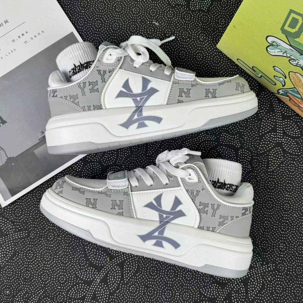 Niche letter design bread shoes men and women to increase couples casual light sports daddy shoes 2025