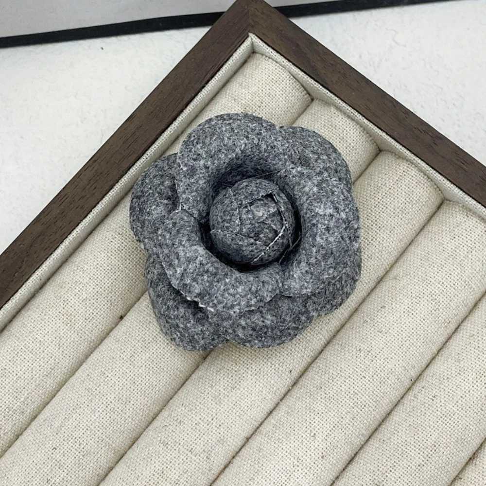 Luxury Korean Fabric Camellia Flower Brooches for Women Elegant Cloth Rhinestone Lapel Pin Handmade Design Fashion Jewelry Gifts Y251111