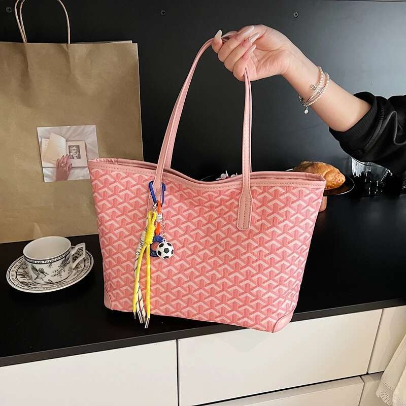 2025 new designer women's handbag classic retro style leather shopper with brass hardware and letters2