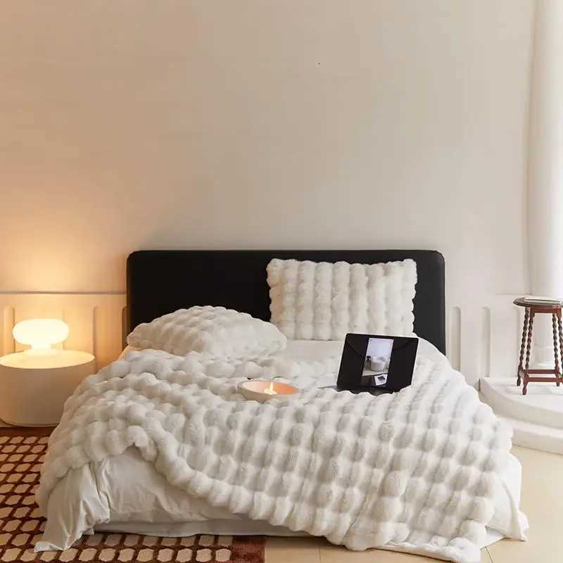 Luxury warm and super comfortable blanket in winter high-end warm and comfortable sofa blanket in winter C251111
