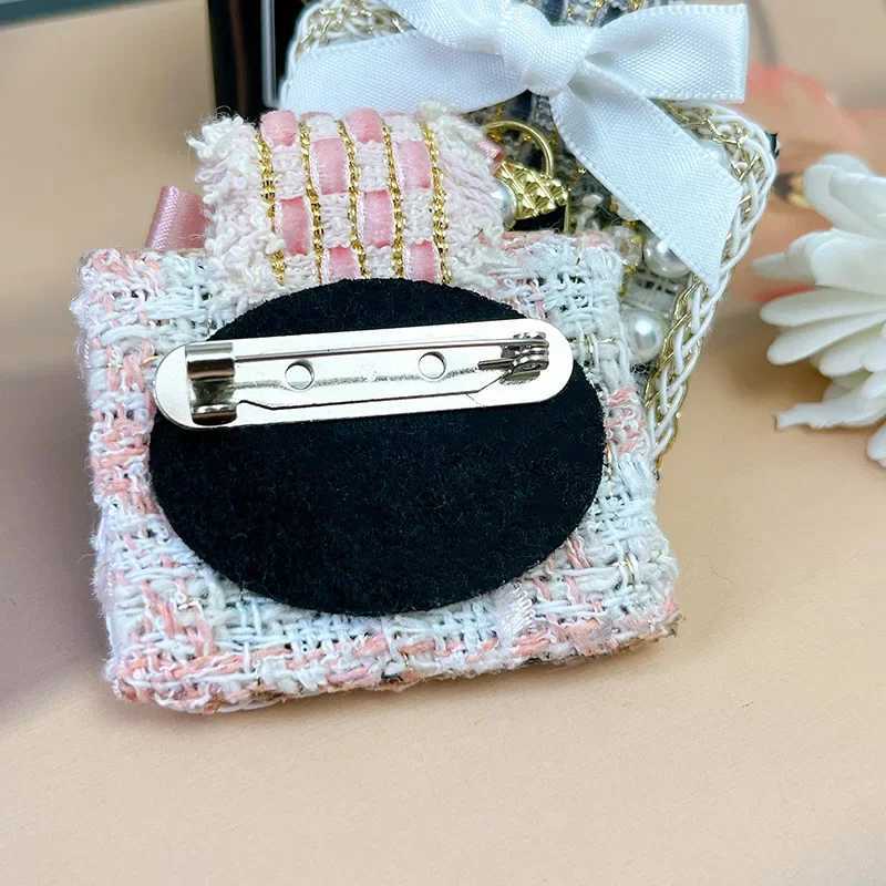 Luxury Korean Fashion Cloth Bow Brooches for Women Crystal Pearl Lapel Pins Luxulry Jewelry Badge Accessories for Backpacks Y251111