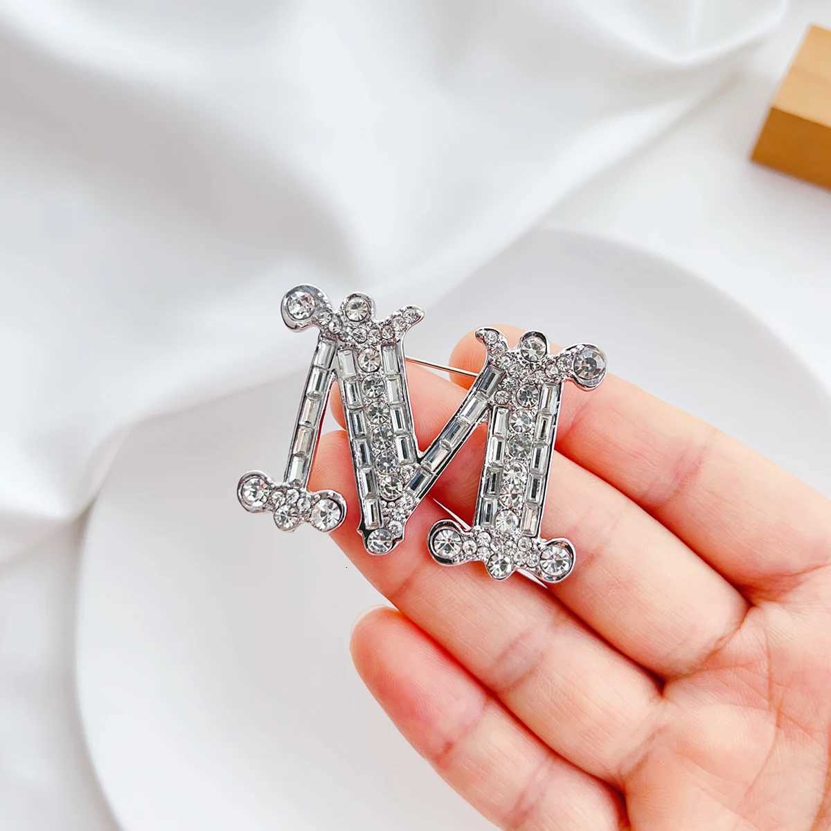Luxury Light luxury senior sense English letters M glass zircon rhinestone corsage brooch womens pin Y251111