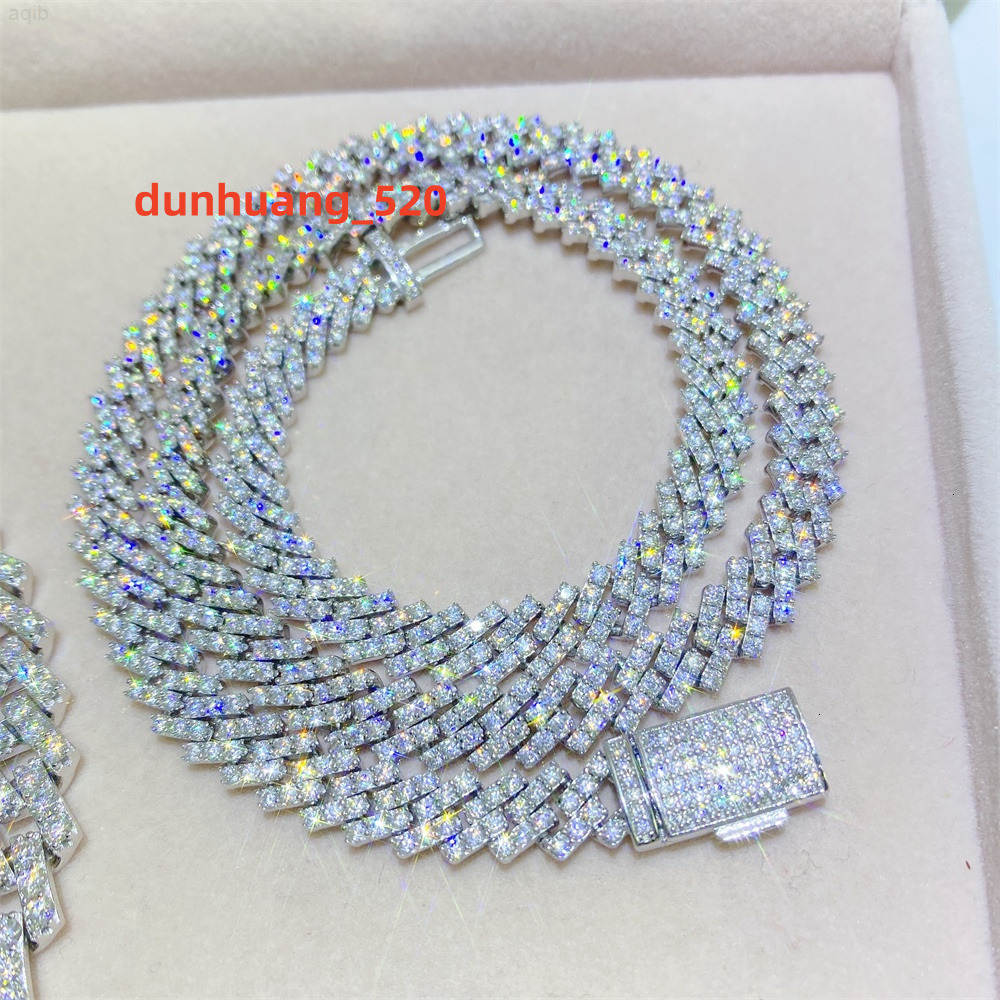 A 13MM popular Cuban chain that is fashionable, trendy and versatile for hip-hop