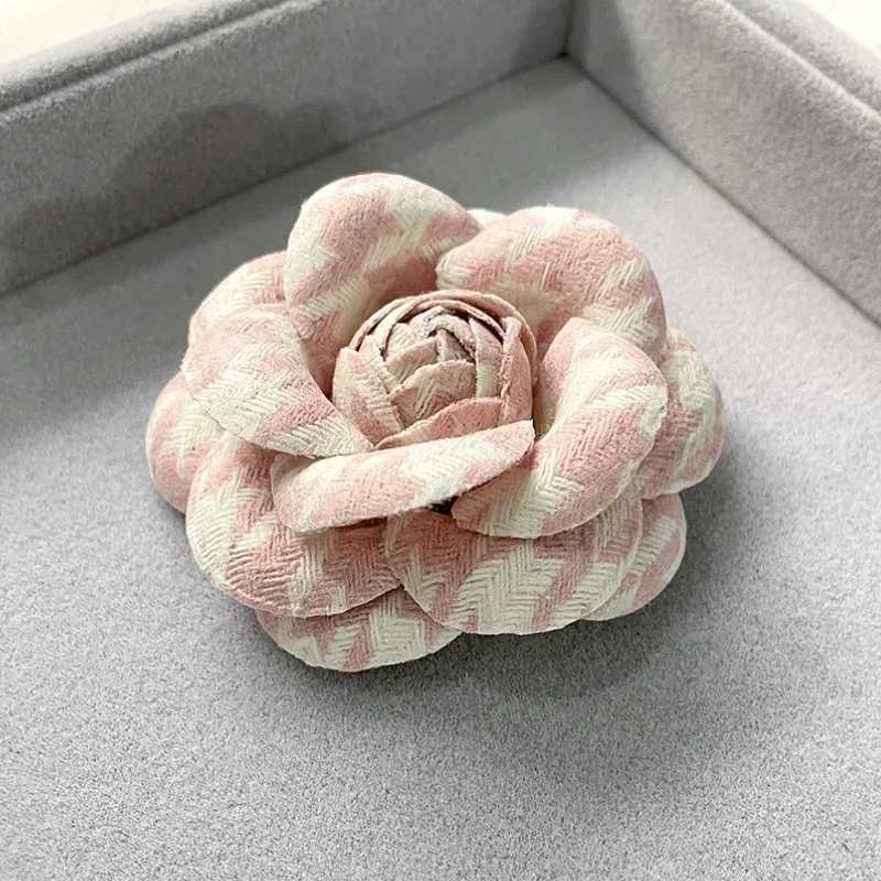 Luxury Retro Fabric Camellia Flower Brooch Pins for Women Fashion Cardigan Coat Corsage Lapel Pin Clothing Jewelry Accessories Girls Y251111
